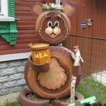 Медвежонок из покрышек, разукрашенный краской